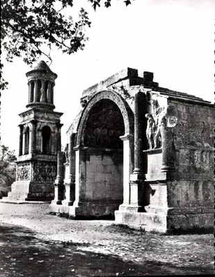 Saint-Rémy — Arc de Triomphe et Mausolée — Éditeur J. Cellard, n° 63311