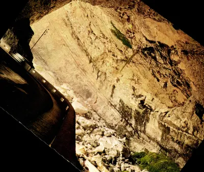 A gruta do MAS D'AZIL (Ariège) — 9/220 — Estrada e rio atravessando a gruta, detritos morrinos no leito do Arize — Éditions Diplomome, Limoges