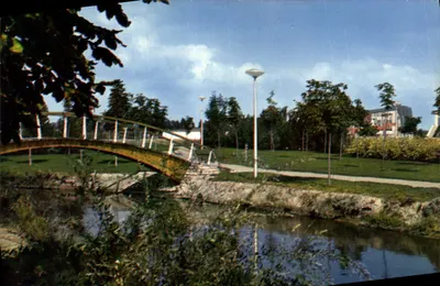 Vichy (Allier) — Idealna stacja - Zdrowie - Wypoczynek — Park i sztuczna rzeka Centrum Omnisportów — Wydawnictwo 'Le Cigogne'