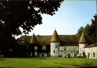 Bilhete postal semimoderno La Charente Tourisque Nas proximidades de Montbron o Castelo de Menet