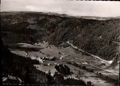 Gex-la-Faucille (alt. 1323 m.) — La Vallée de Mijoux vue du Col de la Faucille — Photo Véritable