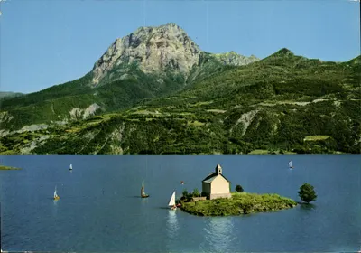 Bilhete postal semimoderno Alta Valey da Durance, o Lago de Serre Poncon, a Capela de São Michel e a Montanha de Mo
