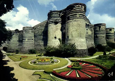 Schloss der Foulques — Altes feudales Schloss in Angers — Éditions GREFF