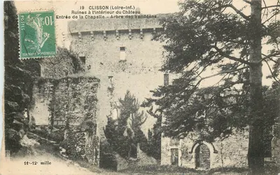 Clisson (Loire-Inf.) — Ruines à l'intérieur du Château — Entrée de la Chapelle — Arbre des Vendéens