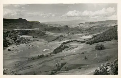 Cantal - Panorama sobre la valle de la Rhue — En el fondo, los montes Dore — Les Arts Graphiques, Toulouse
