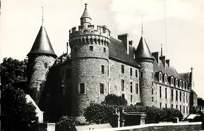 Castelo de Lapalisse — vista geral — Foto J. Meunier