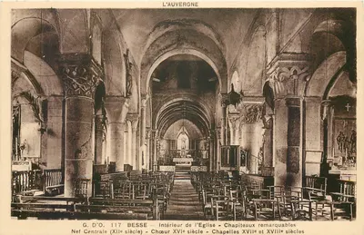 Binnenkant van de Kerk van Bessé — Centrale nef, altaar en opvallende kapitelen