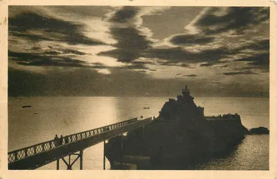 Pôr do sol sobre o Rocher de la Vierge — Biarritz (Basque-Pyrénées) — Les Éditions d'Art Vivant, Paris