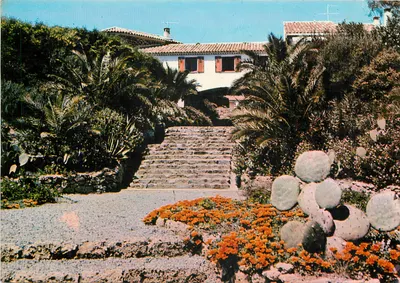 Les Issambres — Visão do jardim e da casa — Sociedade de Impressão VENUS