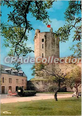 Castelo de Bricquebec — vista do donjon a partir do pátio do hotel — editor Cinq