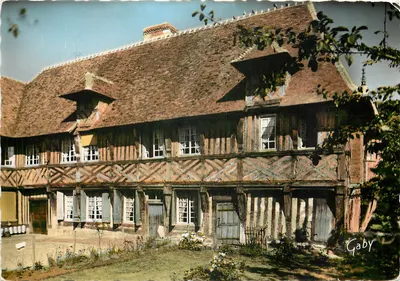 Château normando — Cour interne — Editions Gaby