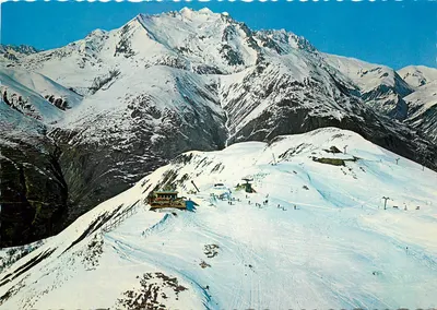लेस डू अल्प्स — टेलीसीज़ डेस सीम्स के शीर्ष, रेस्तरां 'ला ट्रैइका' और ग्रैंड रूसेस (3464 मीटर) — डूफिने (इज़ेर), ऊंचाई 1650 मीटर