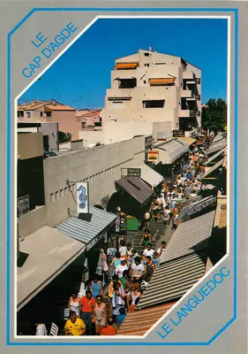 Le Cap d'Agde — vue du marché animé avec bâtiment moderne — Éditions MARIANI