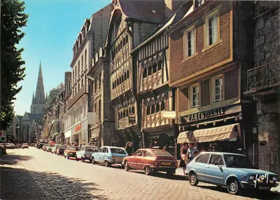 Guingamp — Place du Centre, les Vieilles Maisons et au fond, la Basilique Notre-Dame du Bon Secours — Éditions d'Art Jan-Juans