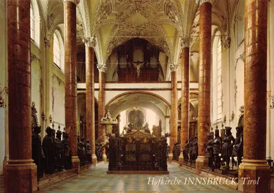 Igreja Hofkirche Innsbruck — interior barroco com estátuas de bronze e órgão