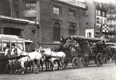 Paris 1900 — Partida da tapissière para os Campos de Corrida — Edições J.-Jaurès
