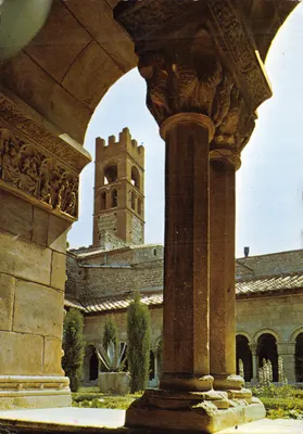 Cloister do século XII — Detalhe dos capitéis e a torre — Éditions Naturelles