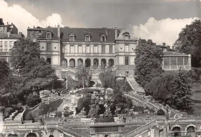 O castelo de La Bâtie — vista dos jardins em escadaria — editor Cap, n° 14