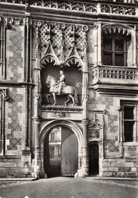 Castelo de Blois — Entrada com estátua equestre de Luís XII — Syndicat d'Initiative de Blois