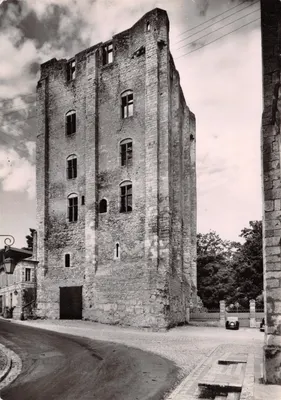 Beaugency (Loiret) — Torre de César (donjon do século XI) — Serv. Comercial Monuments Historiques, Paris