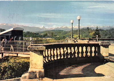 Pau (Pyrénées-Atlantiques) — vista do boulevard des Pyrénées — editor IRIS