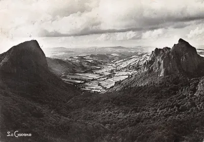 Les Roches Tuillières e Sanadoire (1288 e 1296 m) — Vista do Mont-Dore — Edição « La Cigogne »