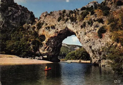 O Ponte d'Arc — arco natural de 60 m de altura — editor IRIS
