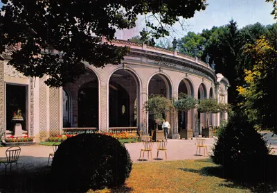 Fonte dos Célestins — edifício com arcadas decoradas — editor VICHY SANTÉ-VACANCES
