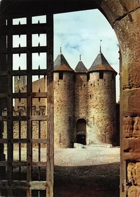 Carcassonne — Entrada do Castelo Comtal (La Barbacane) — Edições de Arte 'YVON', Paris