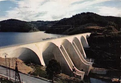 Barrage de Grandval — vista panorâmica com montanhas arborizadas — editor IRIS
