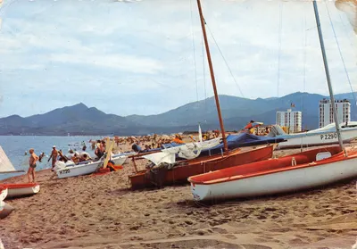 Praia de Argeles-sur-Mer — barcos a vela na areia, montanhas no fundo — Éditions S. Audumares, PAP