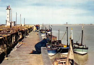 Farol de Cavaillon-sur-Mer — cais de pesca com barcos e redes — editor ARTAUD Frères, NANTES