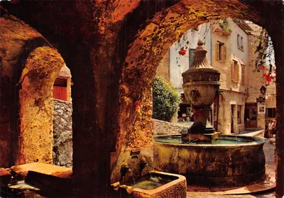 Fonte provençal — vista sob arco de pedra — Imprimé sur la carte B 21