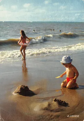 Crianças brincando na praia — La Cigogne, editor