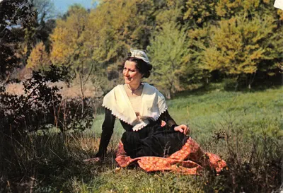 Mulher em traje tradicional — cena campestre — Éditions GAL 'Carpetras' n° 5000