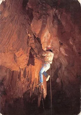 Descente aux enfers — scène de descente en cordes dans une grotte rougeâtre — éditeur asphodèle, n° CD-19