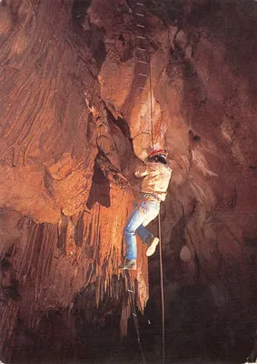 Descente aux enfers — scène de descente en cordes dans une grotte rouge — asphodèle ÉDITION, CD-19