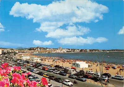 Praia de Fréjus — vista panorâmica com estacionamento e flores em primeiro plano — Edições AZUR RIVIERA