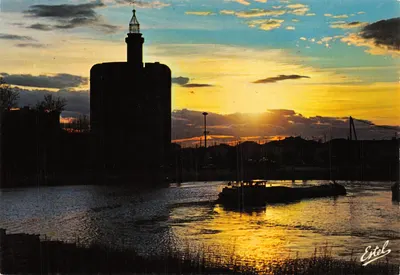 Aigues-Mortes — Pôr do sol sobre a torre de vigia (farol) — Editor Estel