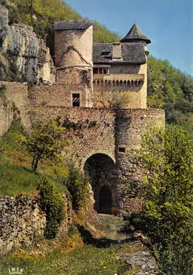 Larroque-Toirac — Castelo da Idade Média encostado à falésia, constituído por uma torre de 7 andares — Editor IRIS