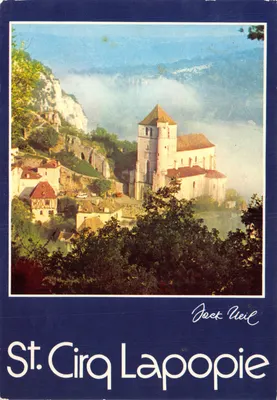 St. Cirq Lapopie — vista do vilarejo e da igreja elevada — editor Jack Ueil