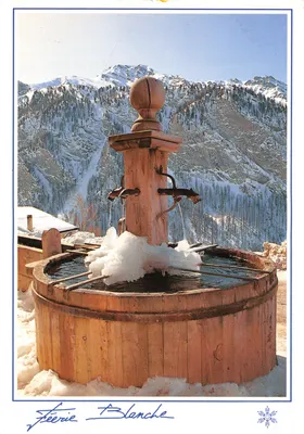 Fontaine en bois à Feerie Blanche — éditeur Editions CELLARD