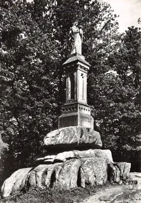 Estátua da Virgem com o Menino — Dolmen da abadia de La Pierre-qui-Vire — Éditions du LYS, Clermont-Ferrand