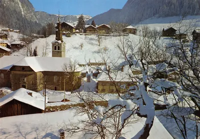 Morzine (Haute-Savoie) — vue hivernale du quartier de l'église avec clocher — Éditions de l'Économie, Bruxelles