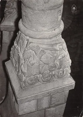 Clermont-Ferrand — Chapiteau de l'église Notre-Dame du Port — Éditions du LYS