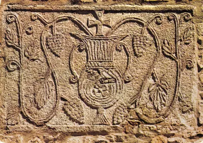 Vaison-la-Romaine — Motif sculpté surmontant le portail de la chapelle Saint-Quenin, utilisé comme armoiries de la ville — Éditions GAUD