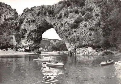 As Gorges da Ardèche — O Ponte d'Arc — abertura de 55 m.