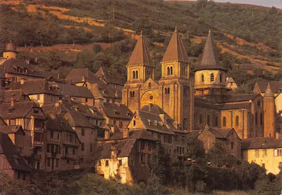 Conques (Aveyron) — Igreja de Santa Foy (séculos XII-XIII) cercada pelo vilarejo em declive — (RB) IN'ÉDITE