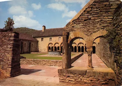 Conques (Aveyron) — igreja de Santa Foi e seu claustro (século XII) — Edições Fotográficas Auguste Allemand, 91 - Orsay
