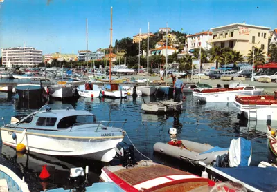 O Porto — vista do porto com barcos e hotel Saint-Raphaël — Les Éditions « MAR »